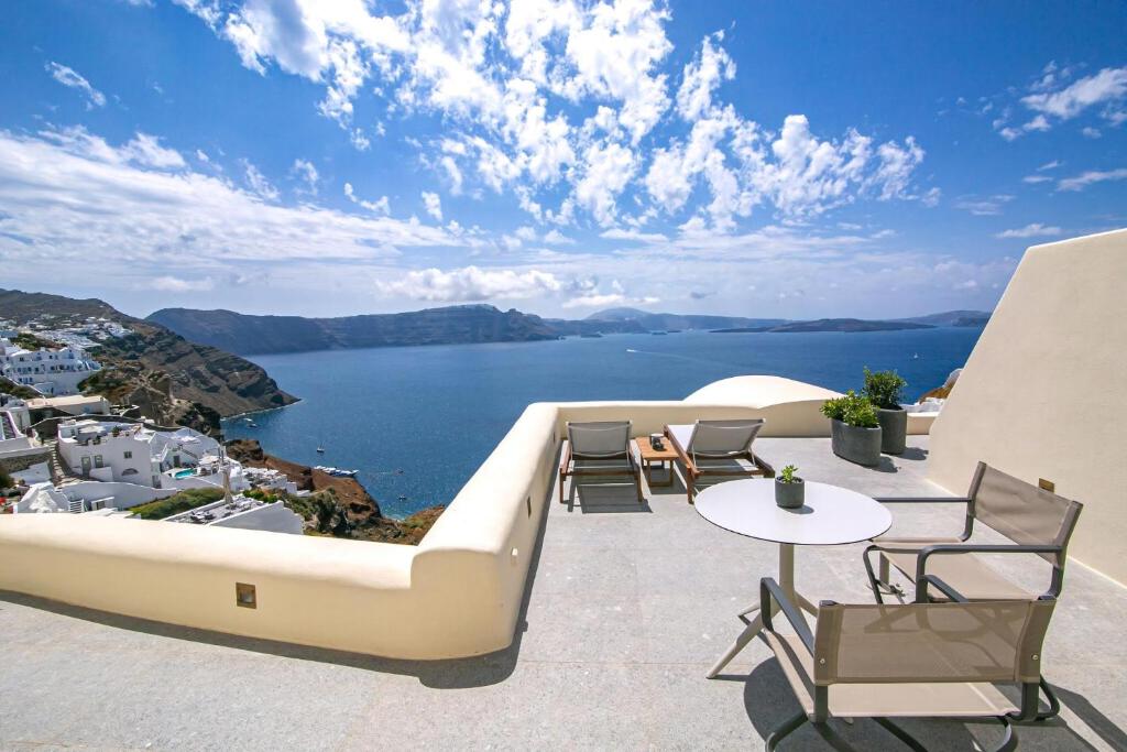 balkon z widokiem na wodę w obiekcie Elegant Santorini Villas Villas Aloia Private Hot Tub Air Conditioning 1 Bedrooms Oia w mieście Oia