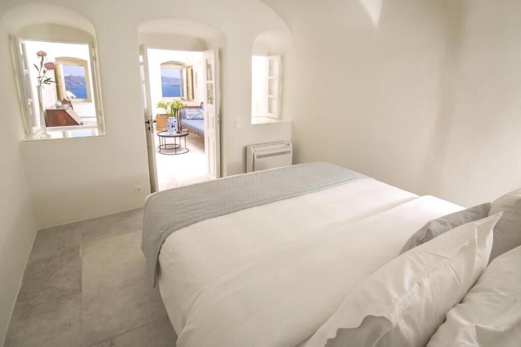 Łóżko lub łóżka w pokoju w obiekcie Elegant Santorini Villas Villas Aloia Private Hot Tub Air Conditioning 1 Bedrooms Oia