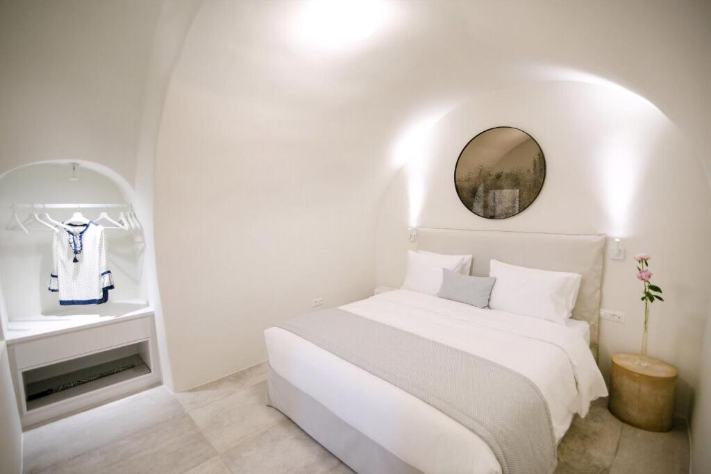 Łóżko lub łóżka w pokoju w obiekcie Elegant Santorini Villas Villas Aloia Private Hot Tub Air Conditioning 1 Bedrooms Oia