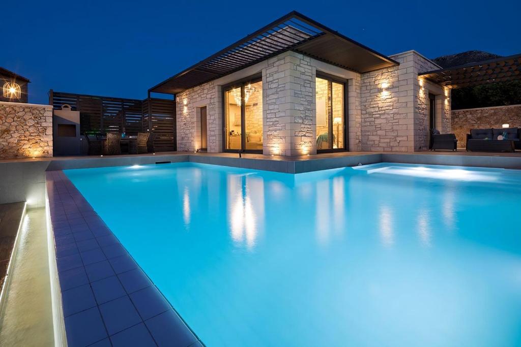 Zdjęcie z galerii obiektu Deluxe Crete Villa Villa Kronos 3 Bedroom Sea View Chania w mieście Kambiá
