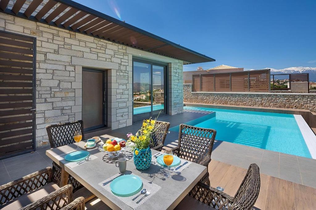 Zdjęcie z galerii obiektu Deluxe Crete Villa Villa Kronos 3 Bedroom Sea View Chania w mieście Kambiá