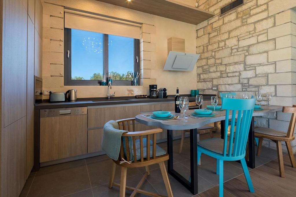 Zdjęcie z galerii obiektu Deluxe Crete Villa Villa Kronos 3 Bedroom Sea View Chania w mieście Kambiá