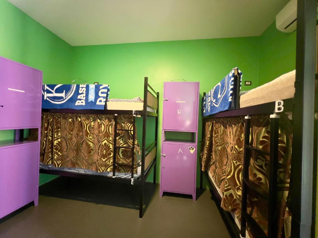 Palanda nebo palandy na pokoji v ubytování Himalayan Hostel