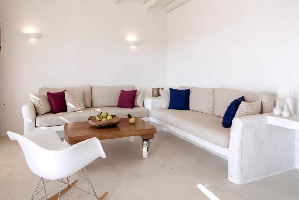 Posedenie v ubytovaní Luxury Naxos Villas Grande Suite Air Conditioning Outdoor Pool 1 Bedroom Stelida