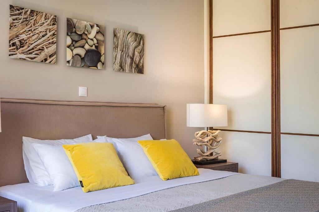 Posteľ alebo postele v izbe v ubytovaní Deluxe Kefalonia Apartment Apartment Hibiscus 3 Bedroom Pool Karavomilos