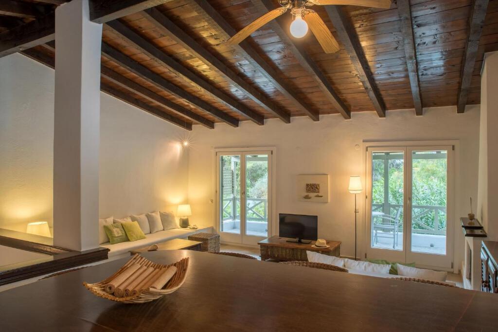 TV a/nebo společenská místnost v ubytování Skiathos Luxury Villa 2 Bedroom Villa Dyo Vromolimnos