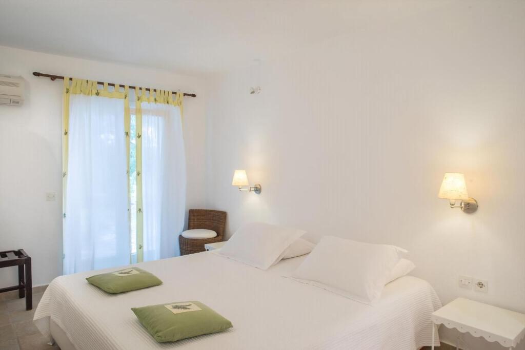Postel nebo postele na pokoji v ubytování Skiathos Luxury Villa 2 Bedroom Villa Dyo Vromolimnos