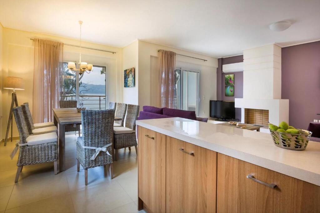 Kuchnia lub aneks kuchenny w obiekcie Deluxe Kefalonia Apartment Apartment Lotos 3 Bedroom Sea View Karavomilos