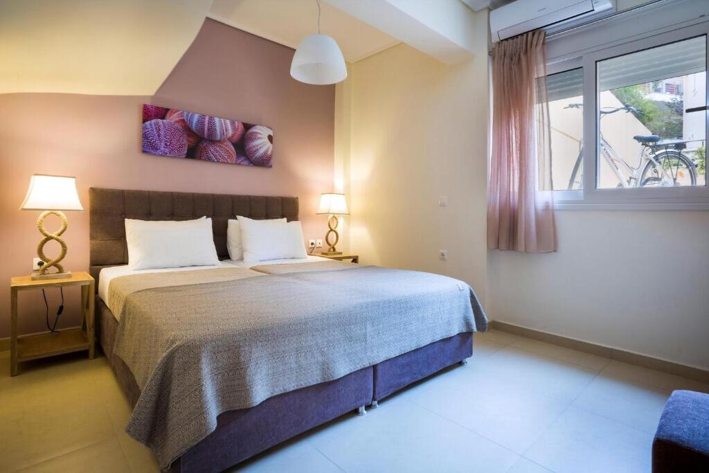 Łóżko lub łóżka w pokoju w obiekcie Deluxe Kefalonia Apartment Apartment Lotos 3 Bedroom Sea View Karavomilos