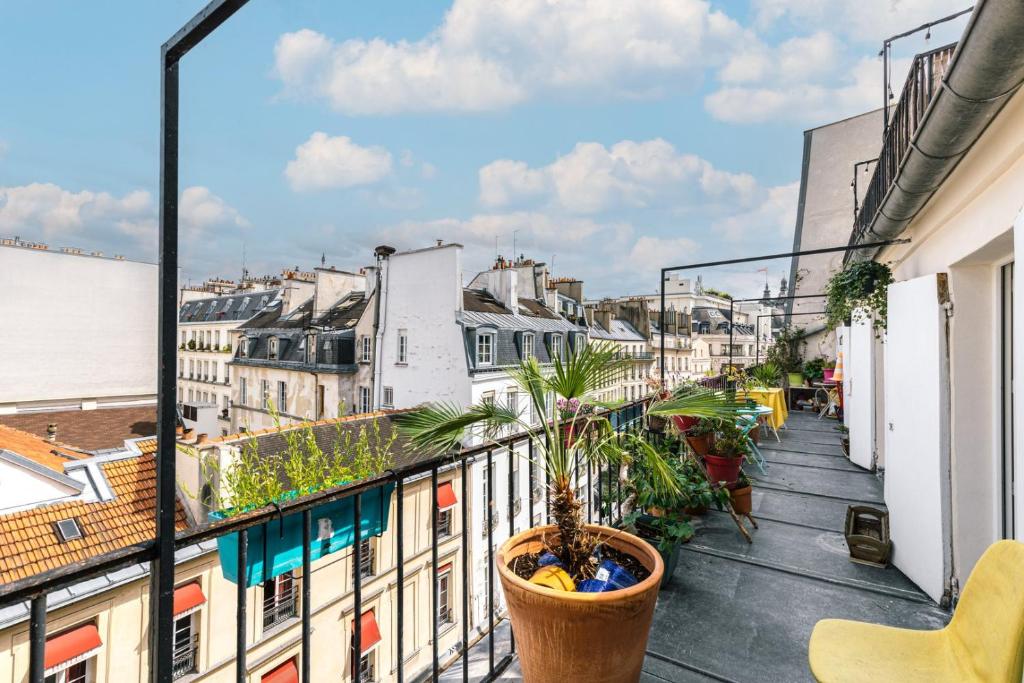 un balcon avec vue sur une ville dans l'établissement GuestReady - Le Marais getaway with a balcony, à Paris