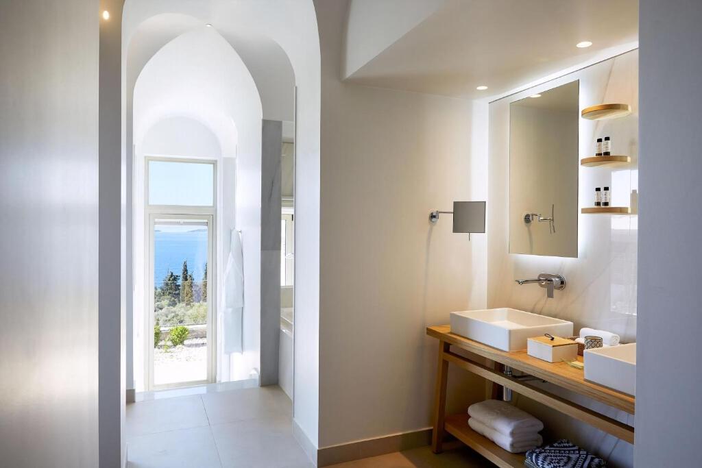 łazienka z umywalką i lustrem w obiekcie Excellent Halkidiki Villa Residential Villa 1 2 Bedrooms Stunning Sea Views Ouranoupoli w mieście Uranupoli