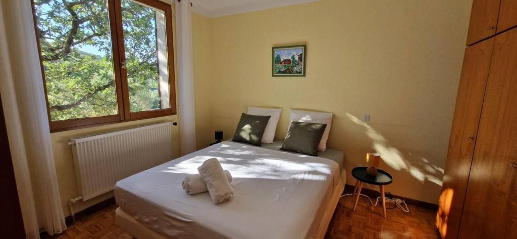 Maison calme au cœur de la Sainte Baume في سانت ماكسيمين-لا-سانت-بوم: غرفة نوم بها سرير عليه حيوان محشو