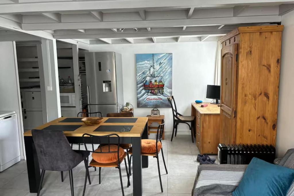 un salon avec une table et des chaises de salle à manger dans l'établissement 48m With Balcony And Mountain View!, à Chamonix-Mont-Blanc