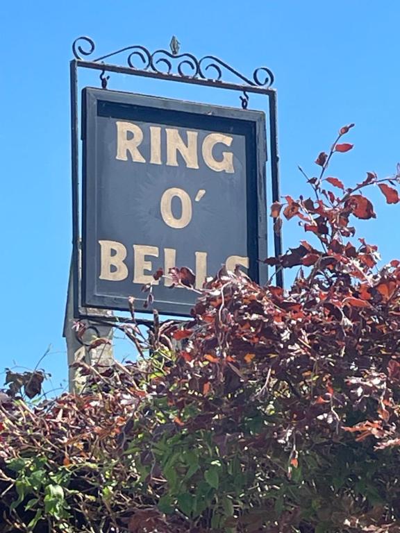 Et logo, certifikat, skilt eller en pris der bliver vist frem på The Hideaway & Sauna at Ring O'Bells