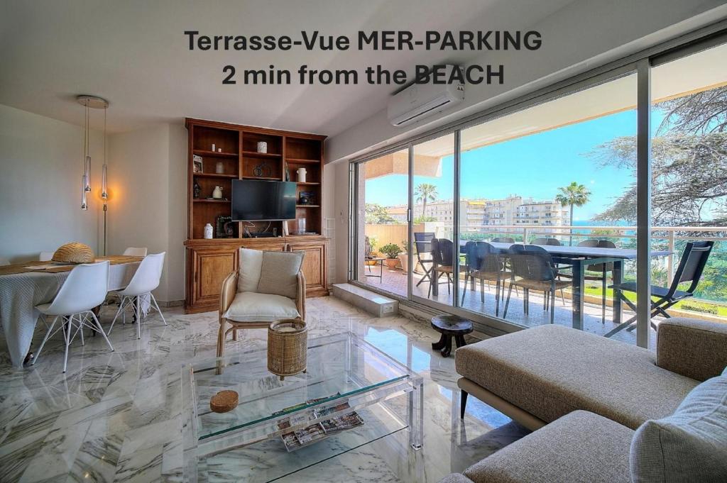 un salon avec une table et un canapé dans l'établissement A2B232 Bel appartement vue mer et proche plage, à Cannes