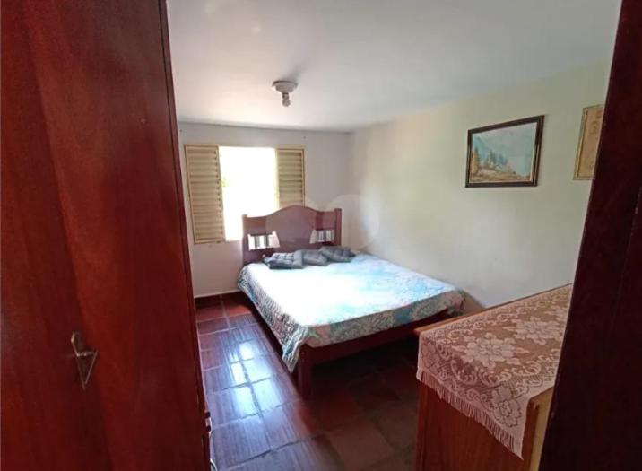 ein kleines Schlafzimmer mit einem Bett und einem Fenster in der Unterkunft Residência Silva in Itajaí