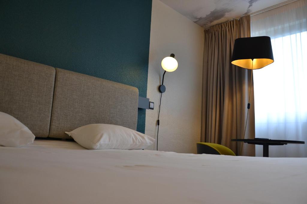 Postel nebo postele na pokoji v ubytování ibis Chambery