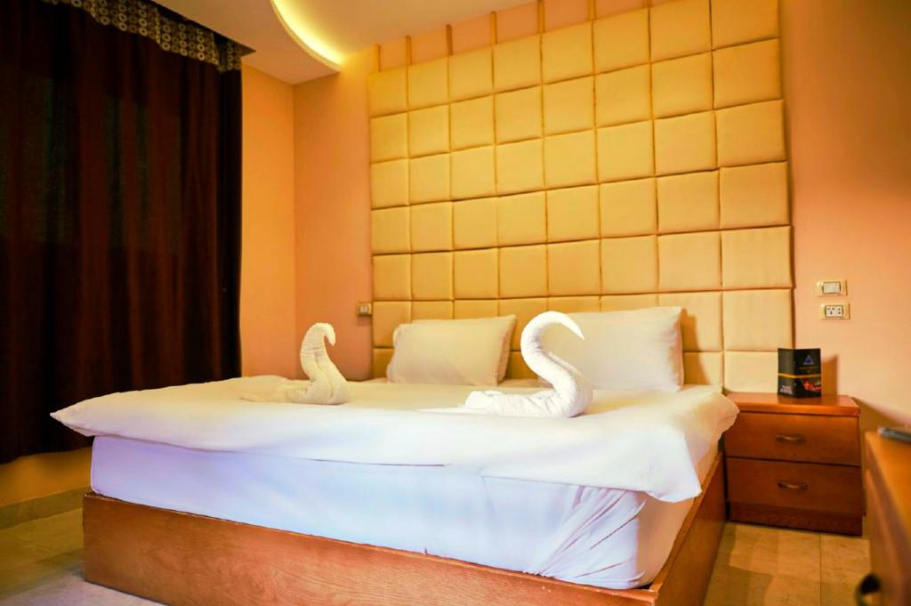 Postel nebo postele na pokoji v ubytování Grand Golden Pyramids View Hotel