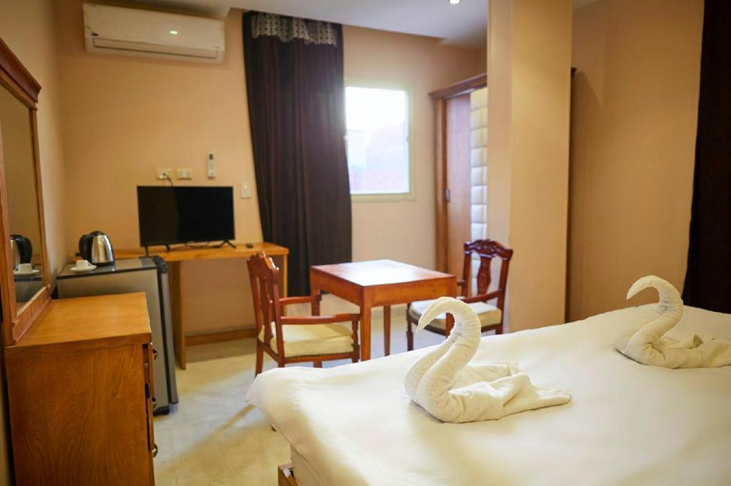 Postel nebo postele na pokoji v ubytování Grand Golden Pyramids View Hotel