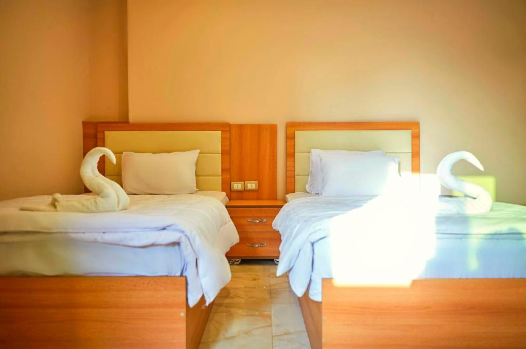 Postel nebo postele na pokoji v ubytování Grand Golden Pyramids View Hotel