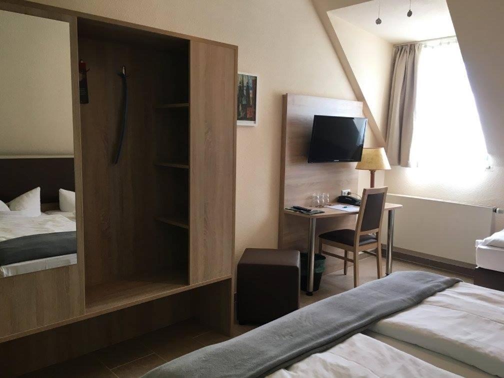 Postel nebo postele na pokoji v ubytování Hotel Landsberg
