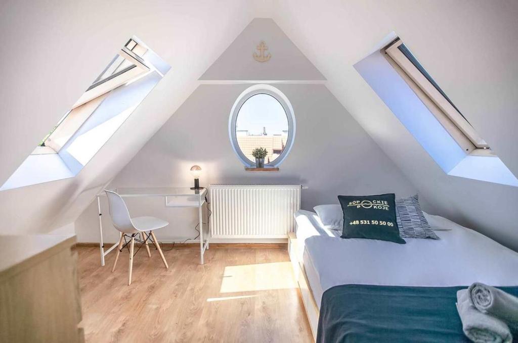 En eller flere senge i et værelse på Pokoje minutka do Monciaka