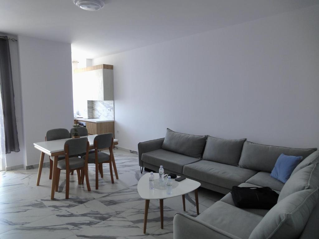 Posezení v ubytování Niki Apartments Shen Gjin