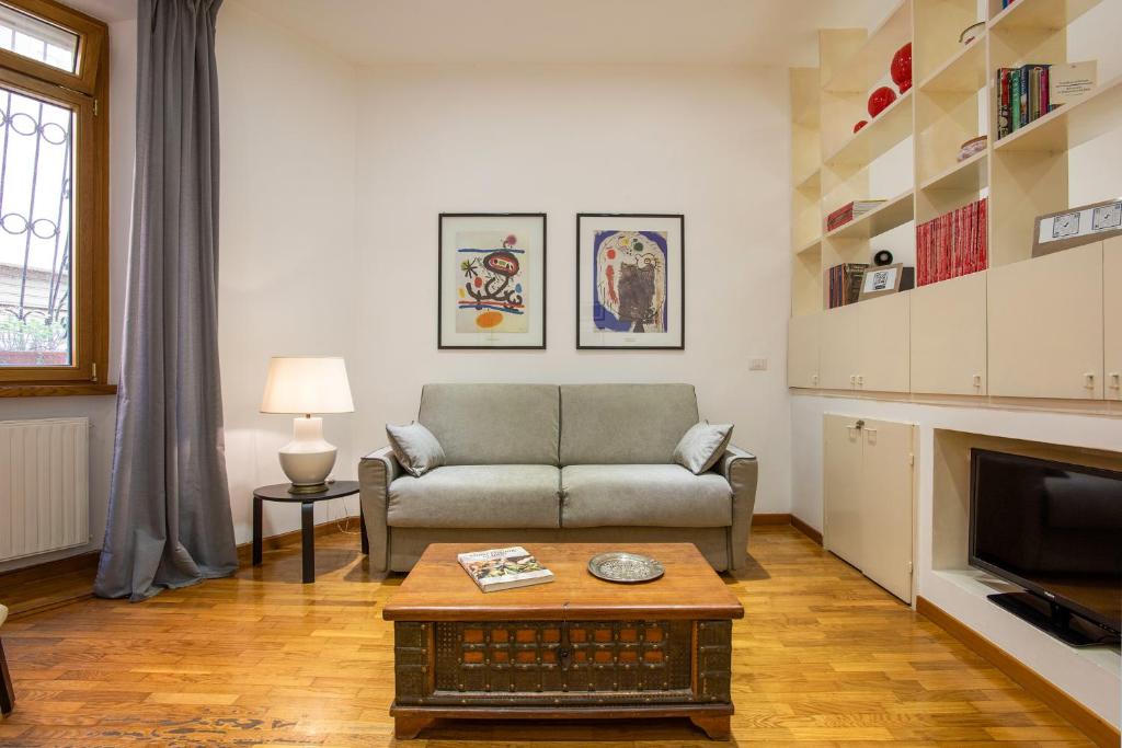 salon z kanapą i stolikiem kawowym w obiekcie Cozy Loft @ Monti w Rzymie