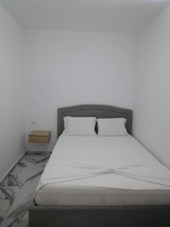 Postel nebo postele na pokoji v ubytování Niki Apartments Shen Gjin