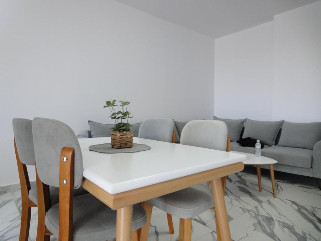 Posezení v ubytování Niki Apartments Shen Gjin