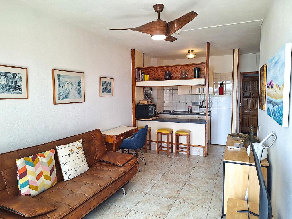 A kitchen or kitchenette at Casa Iguazu - At the center of Playa del Inglés