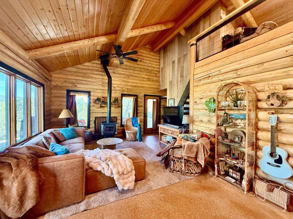 Posezení v ubytování Mountain Retreat with private hot tub Close to Zion