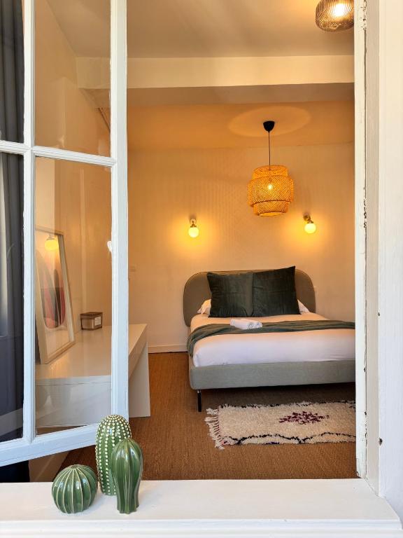 une chambre avec un lit dans une pièce dans l'établissement Le Saint Michel, Hyper centre de Rennes, à Rennes