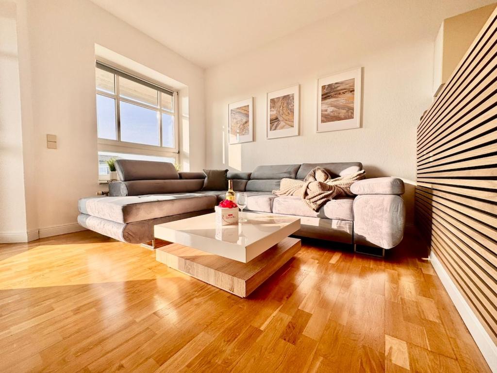 Χώρος καθιστικού στο Business All Inclusive Apartment bei Magdeburg voll ausgestattet mit Highspeed WLAN