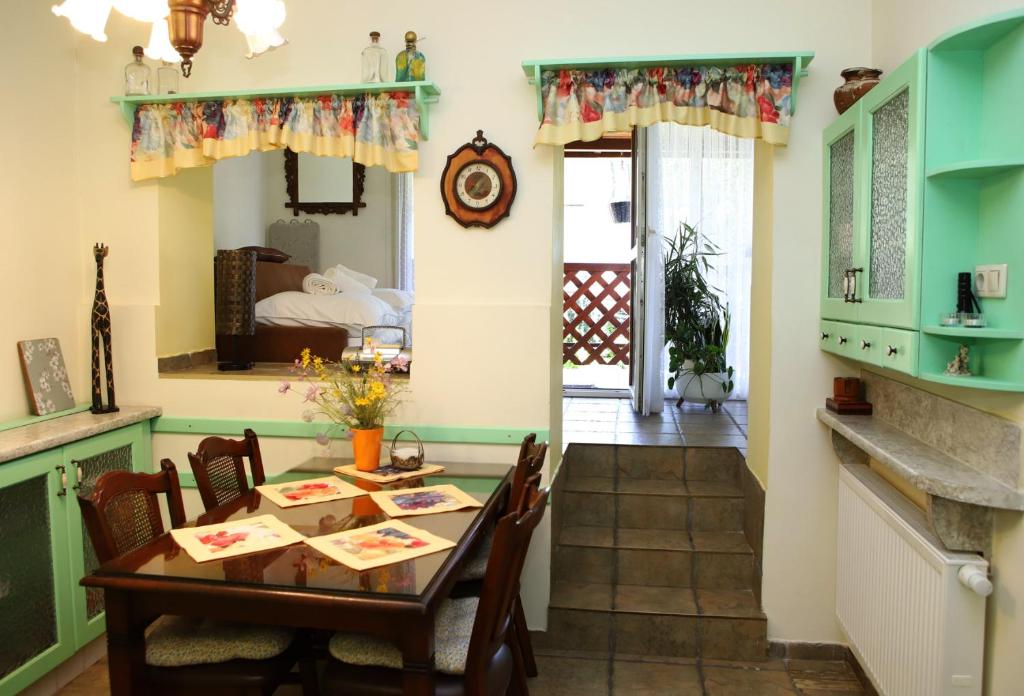 Kuchyň nebo kuchyňský kout v ubytování Przytulny apartament-cosy and beautiful