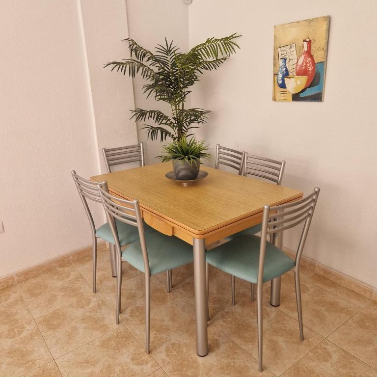 precioso apartamento soleado, con piscina, cerca del mar