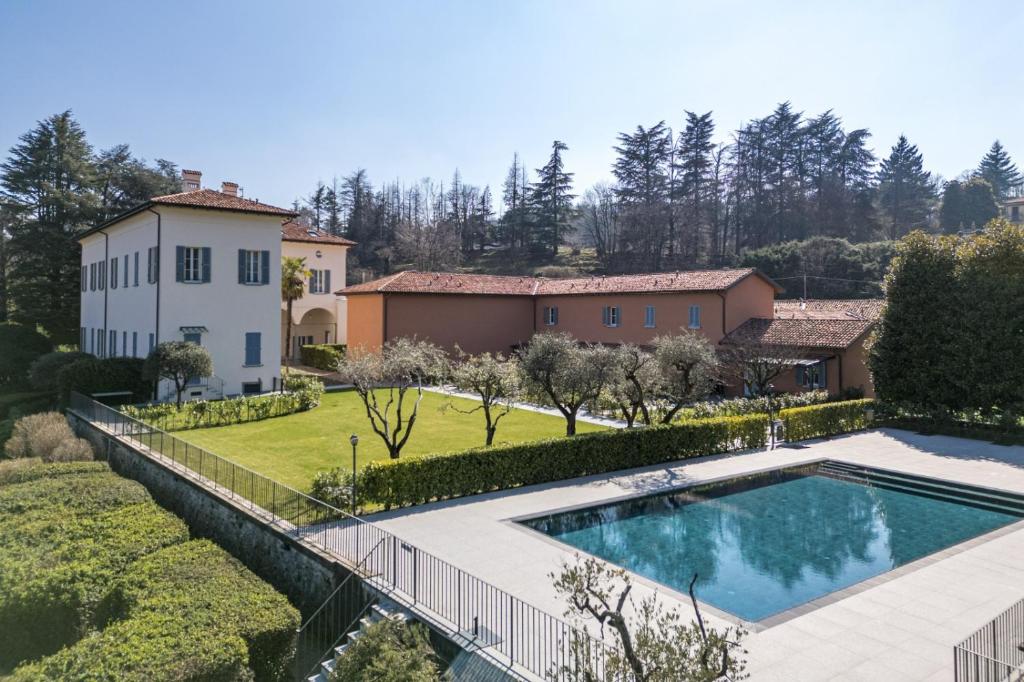 Swimmingpoolen hos eller tæt på GuestHost - Two-room apt in Villa with pool!