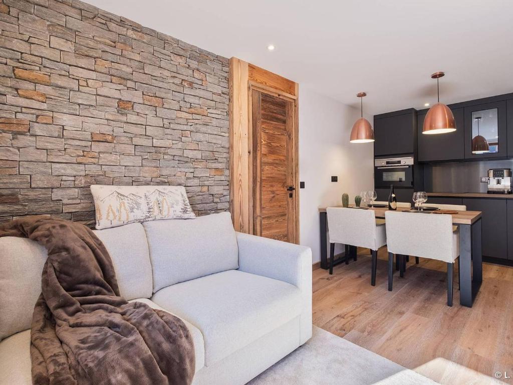 un salon avec un canapé et une cuisine dans l'établissement Appartement rénové, skis aux pieds, WIFI, 2 pièces - FR-1-502-407, à Tignes