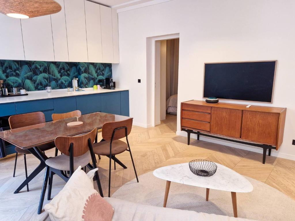 un salon avec une table et une télévision dans l'établissement Marais - Fancy one-bedroom decorated with taste, à Paris