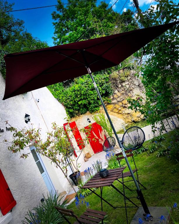 - une table de pique-nique avec un parasol dans la cour dans l'établissement 