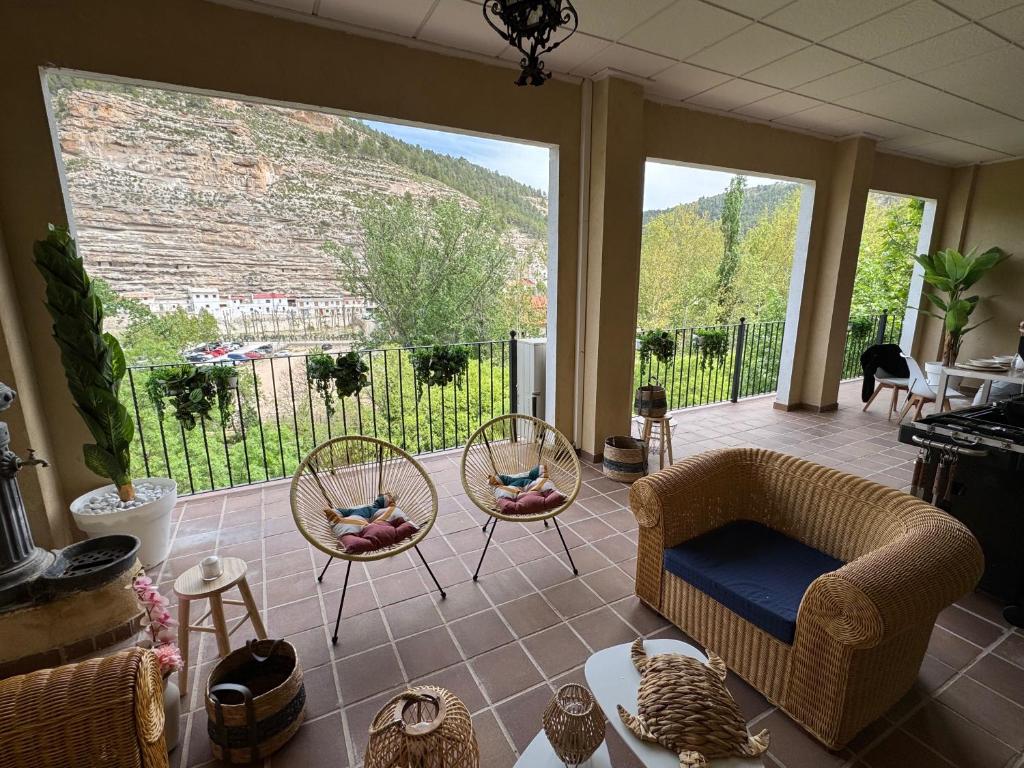 O vedere generală la munți sau o vedere la munte luată de la această casă de vacanță