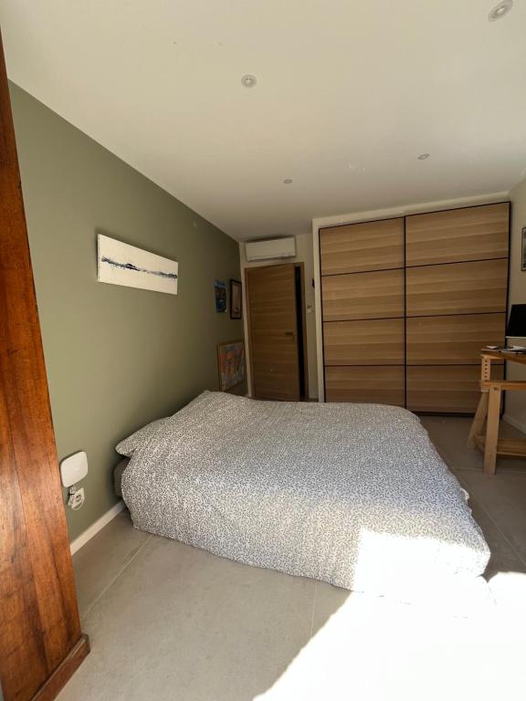 une chambre avec un lit et une armoire en bois dans l'établissement Maison Contemporaine Neuve, à Éguilles