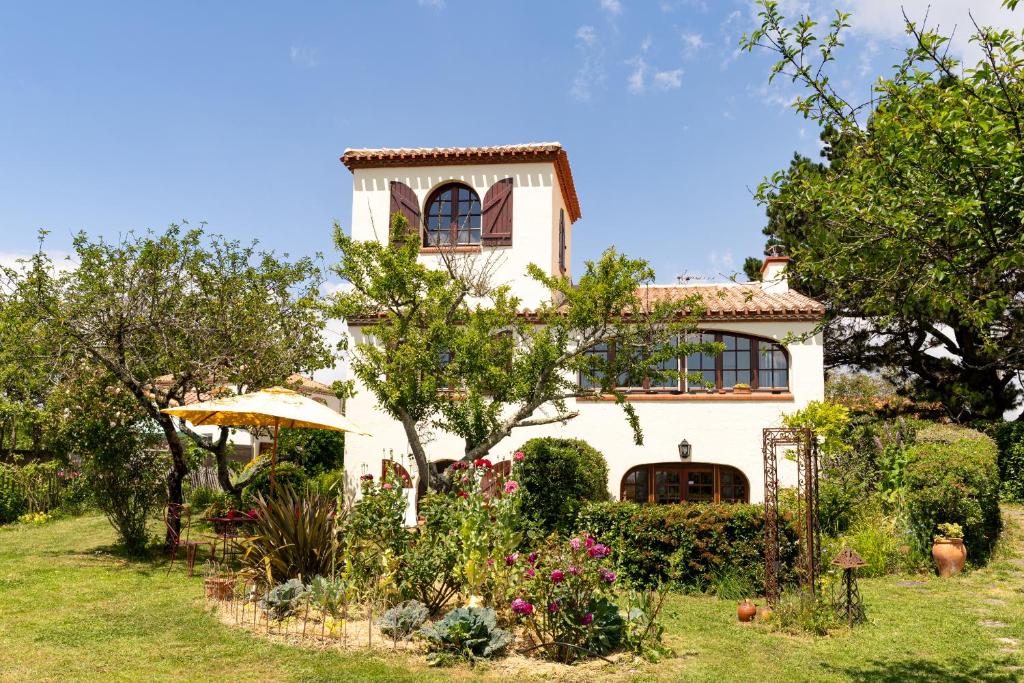 une maison avec un jardin devant dans l'établissement Maison avec jardin proche mer, à Pornic