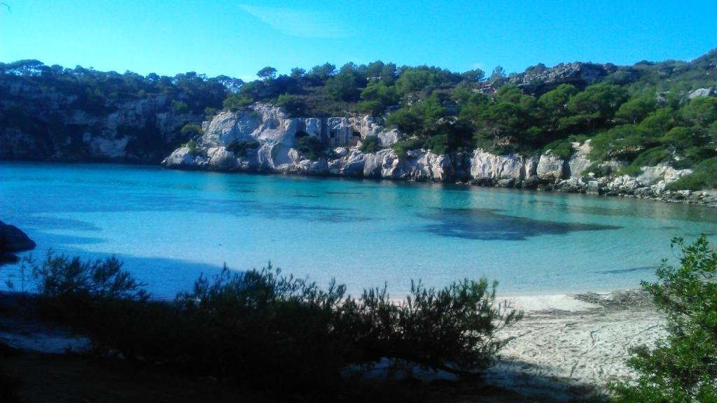 una vista de un cuerpo de agua con una playa en Cala Galdana Beach, en Cala Galdana