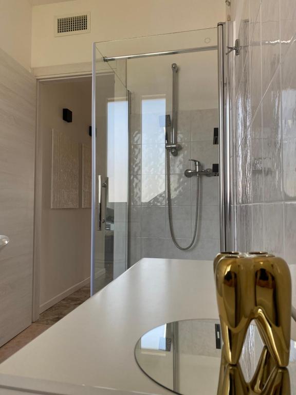 a bathroom with a glass shower and a sink at Appartamento Jaris in Vicenza