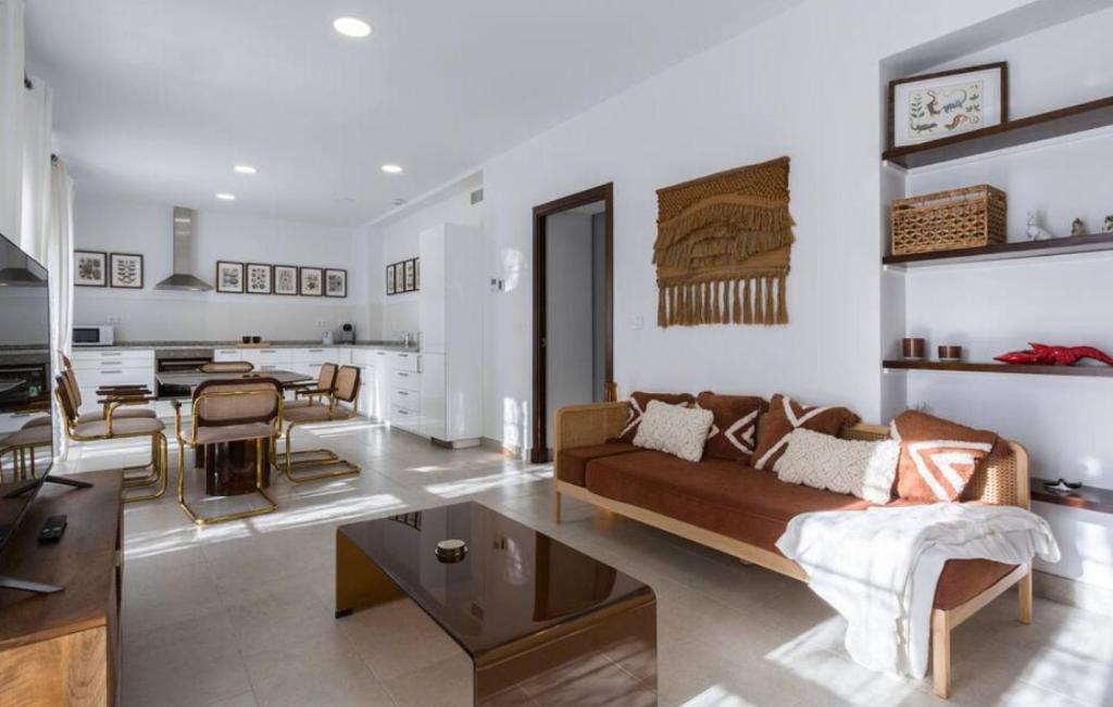 La Perla I في خيريز دي لا فرونتيرا: غرفة معيشة مع أريكة وطاولة