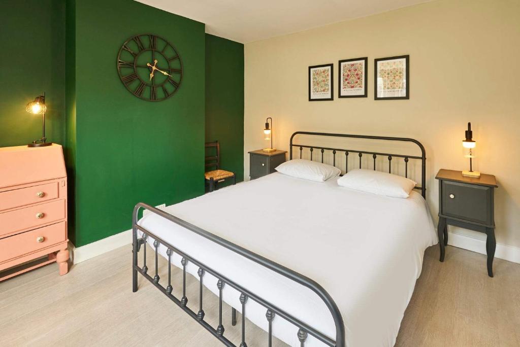 Un dormitorio con una cama y un reloj en la pared. en Host & Stay - Blatchington Road, en Brighton & Hove