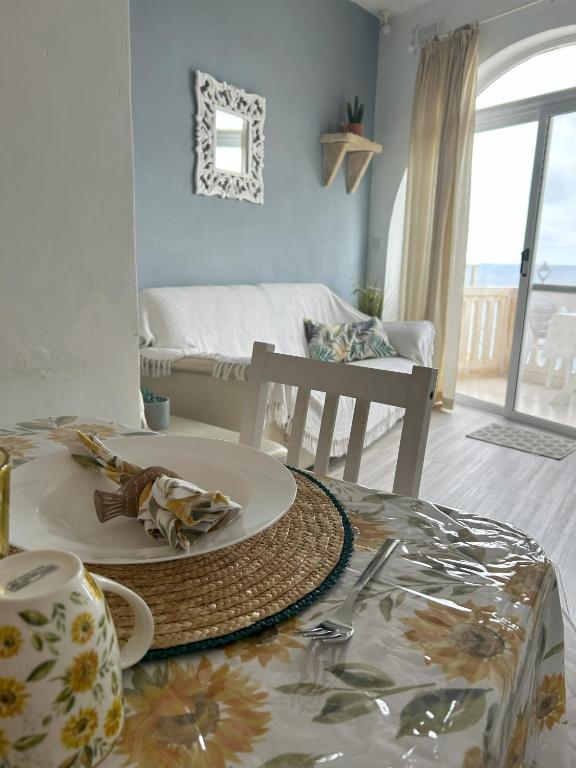 una sala de estar con una mesa con un plato. en Excellent views, en Marsalforn