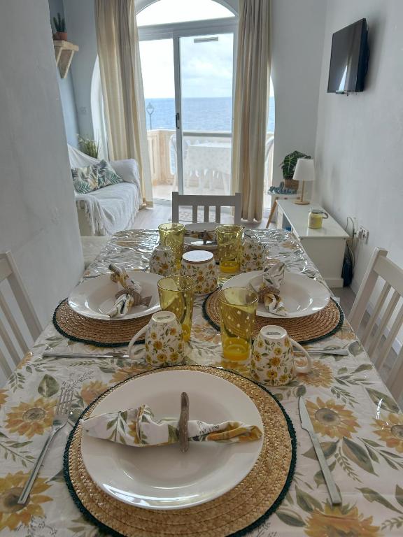 una mesa con platos de comida con vistas al océano en Excellent views, en Marsalforn