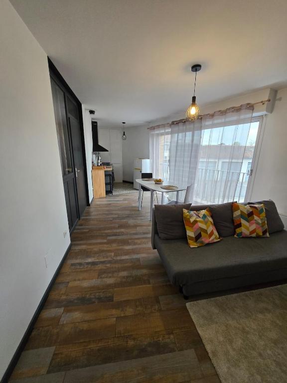 un salon avec un canapé et une table dans l'établissement ''Appartement spacieux, ultra central-Gare et centre 1 mn a pied'', à Muret